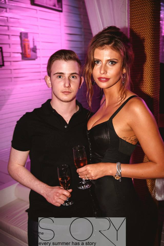 Manechinul Roxana Ilie se iubeste cu Stefan Timis, un tanar cu sapte ani mai mic