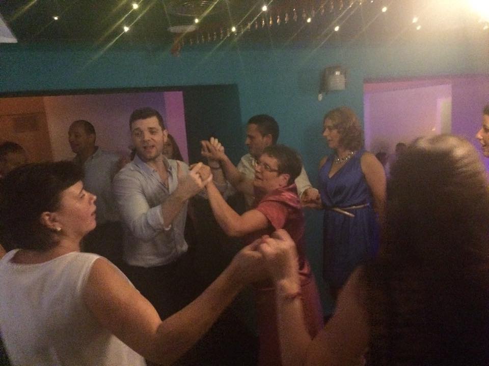 Invitatii au incins hore pana spre dimineata, iar Marian a fost sufletul petrecerii