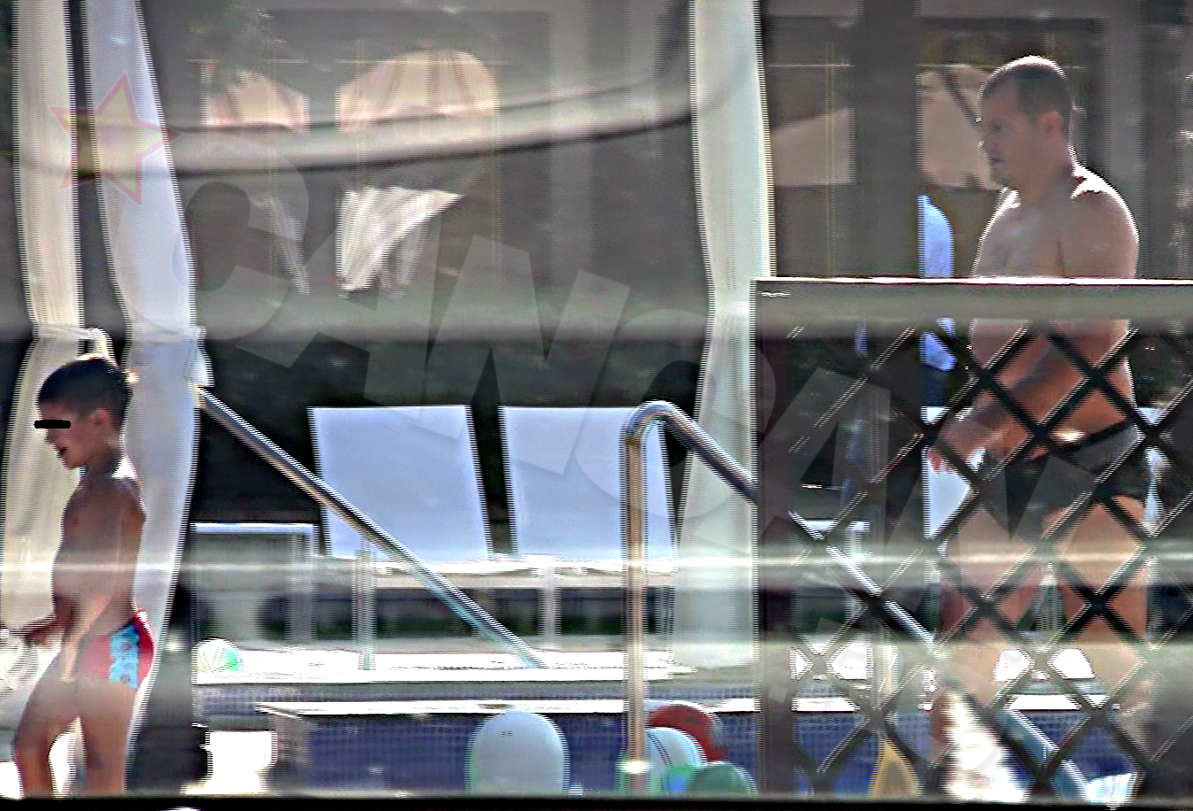 Serban si fiul lui s-au balacit cateva zeci de minute in piscina