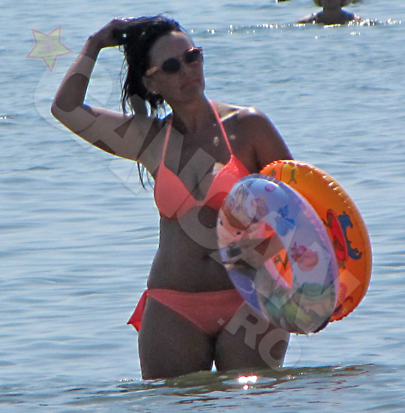 Cantareata si-a acoperit colaceii cu colacii de salvare ai fetitei sale