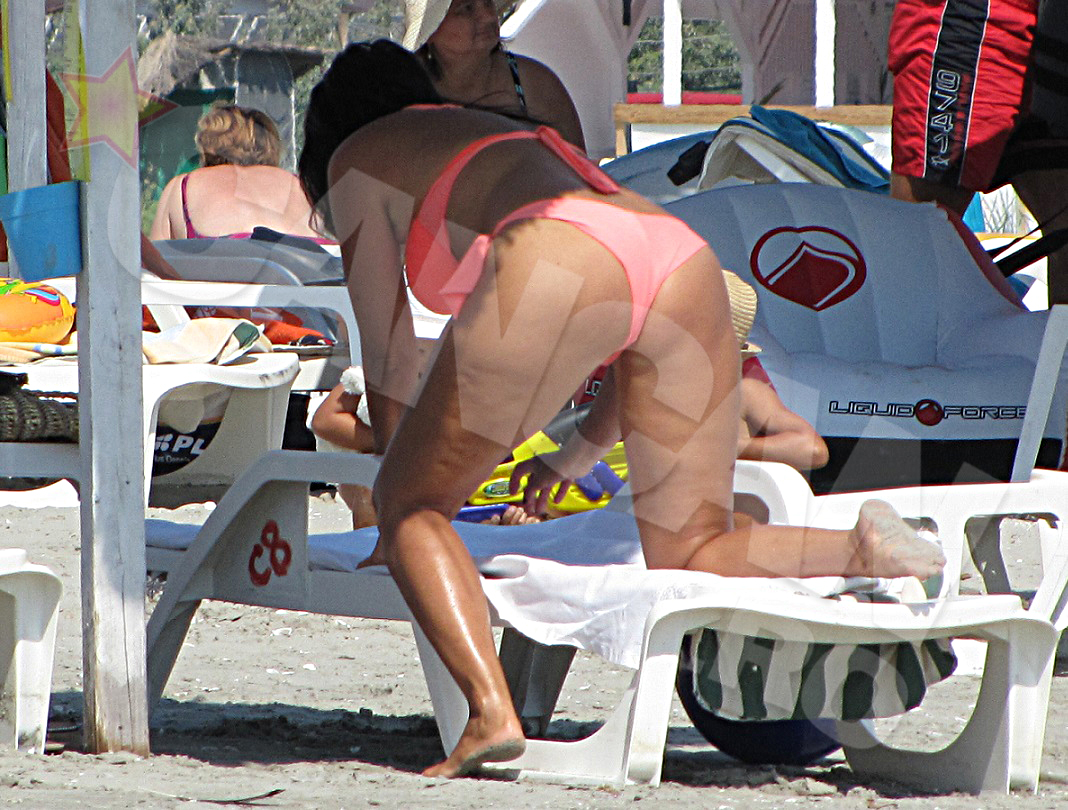 In loc sa faca putina miscare in mare, cantareata prefera sa se bronzeze pe sezlong