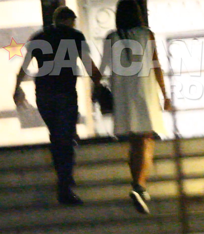 Urca impreuna pe scari si se tin de mana