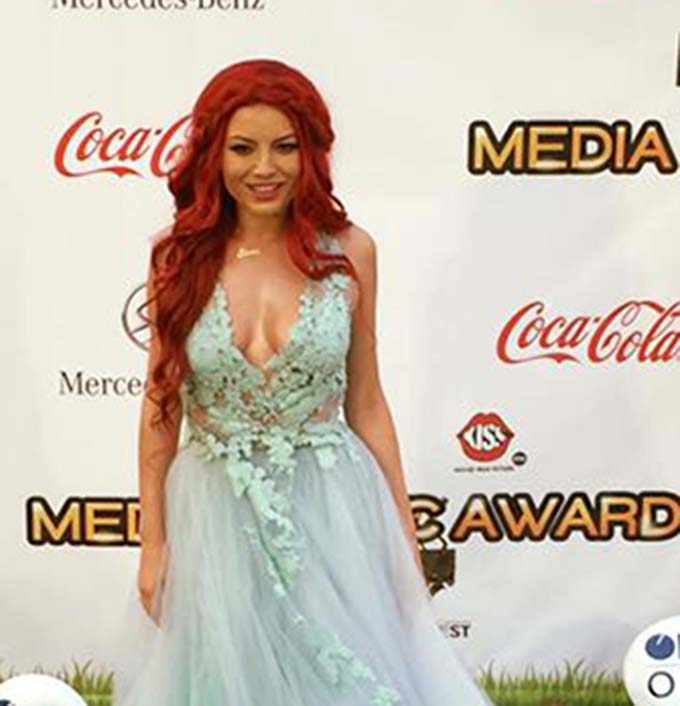 Elena Gheorghe cu sanii la vedere