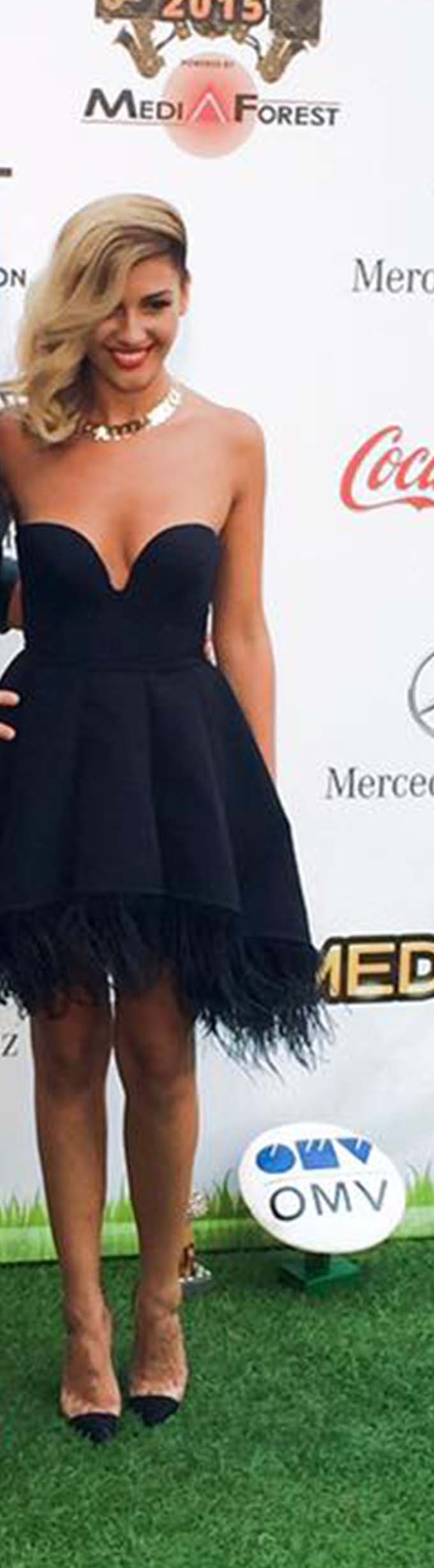 Cantareata este o bomba sexy