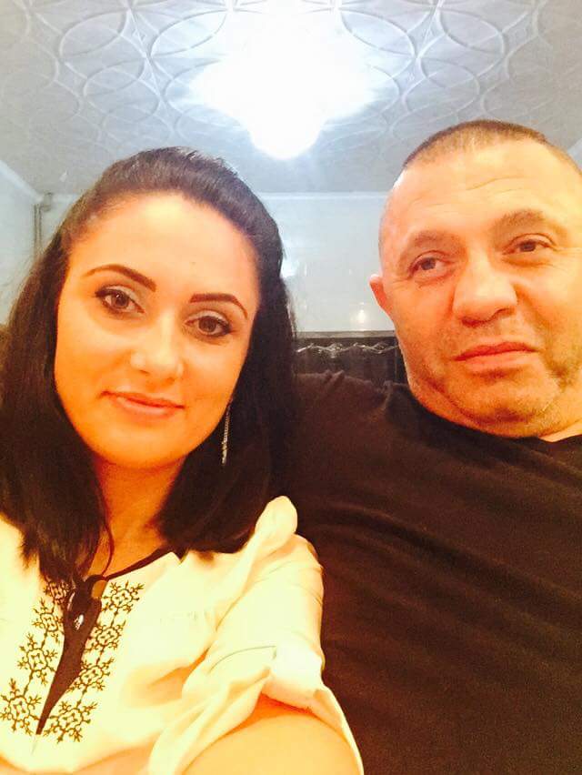 Bruneta care il face pentru a unsprezecea oara tata