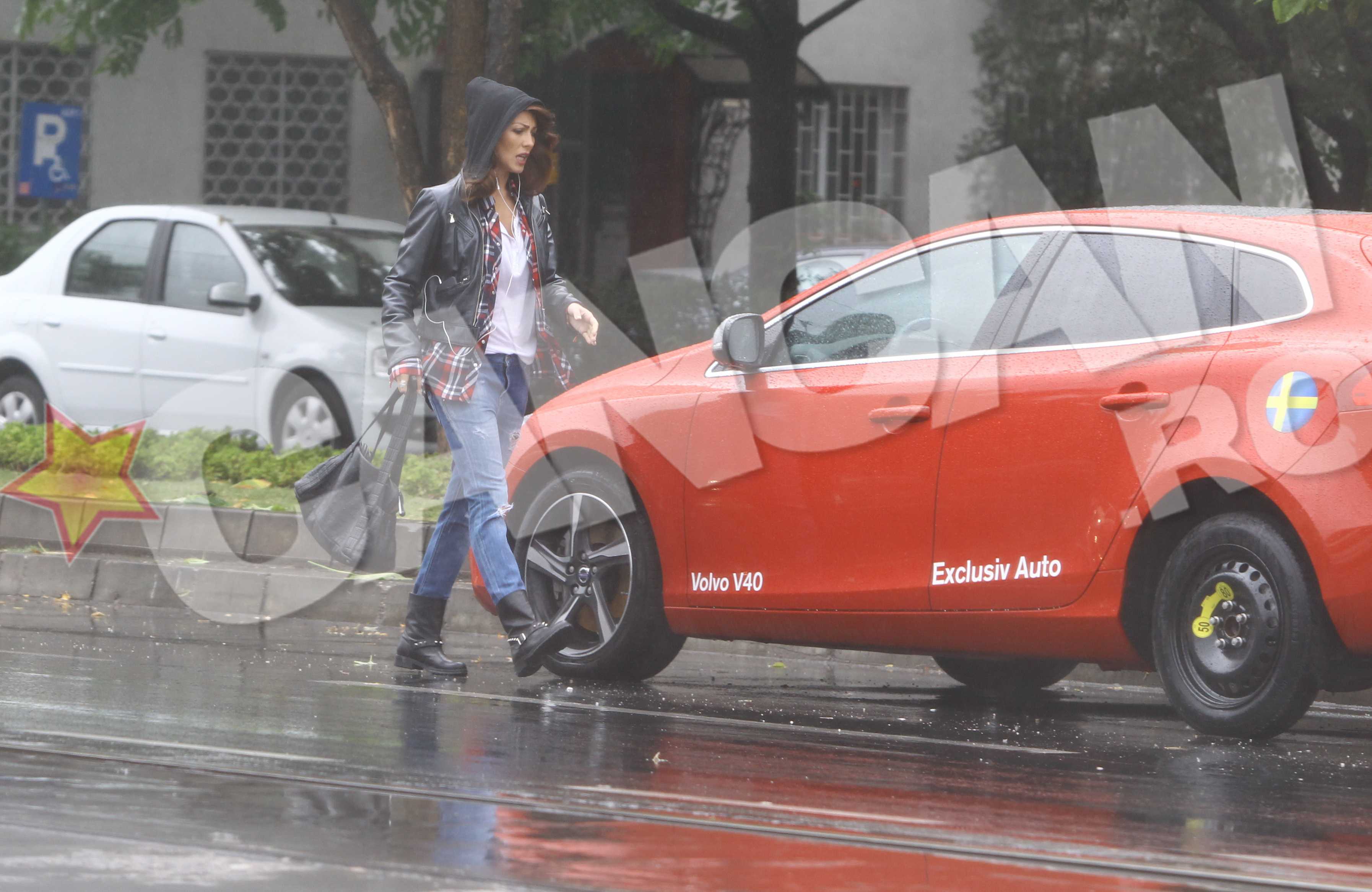 La cateva ore dupa plecarea lui Catalin, Ilinca a parasit si ea apartamentul