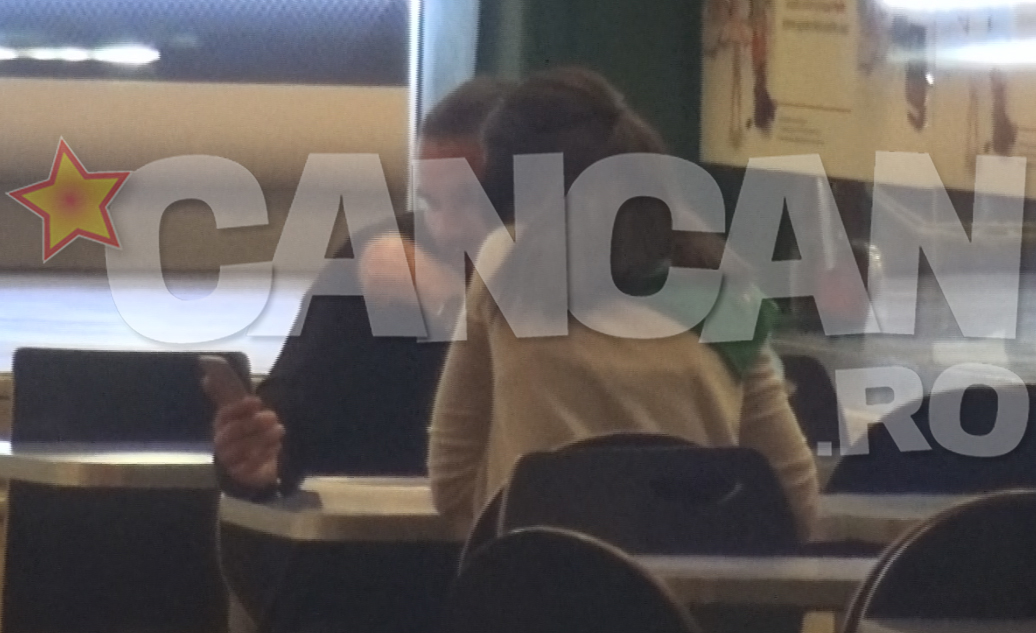 Mihai Plesea ii arata unele lucruri pe telefon