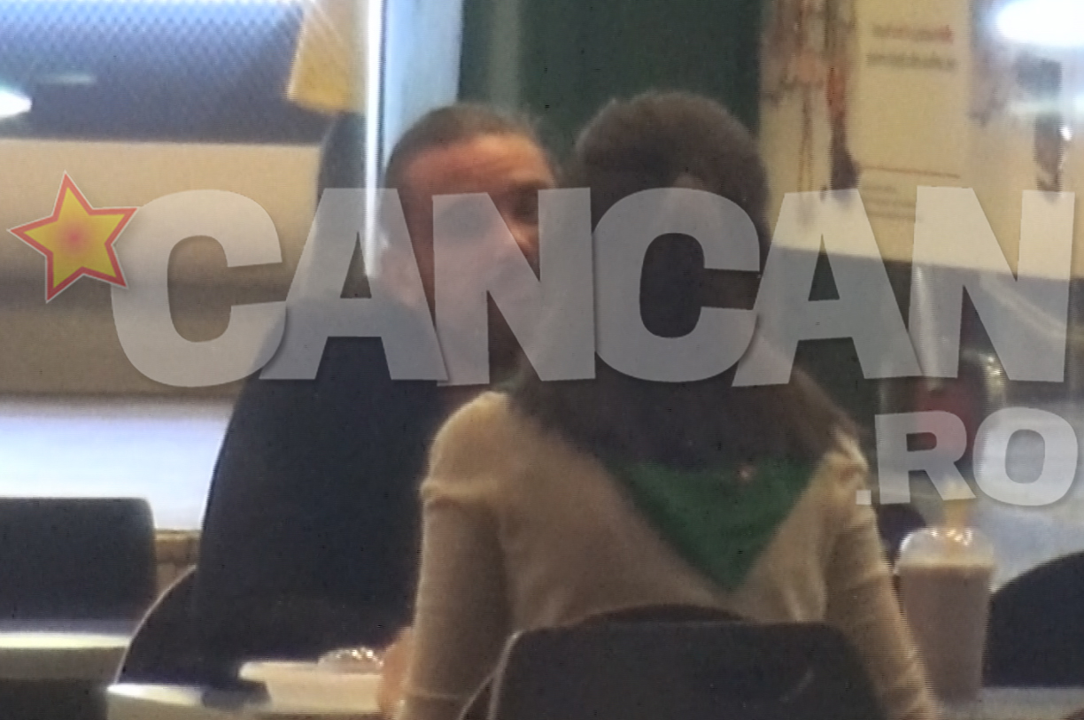 Mihai este foarte atent la ce vorbeste tanara