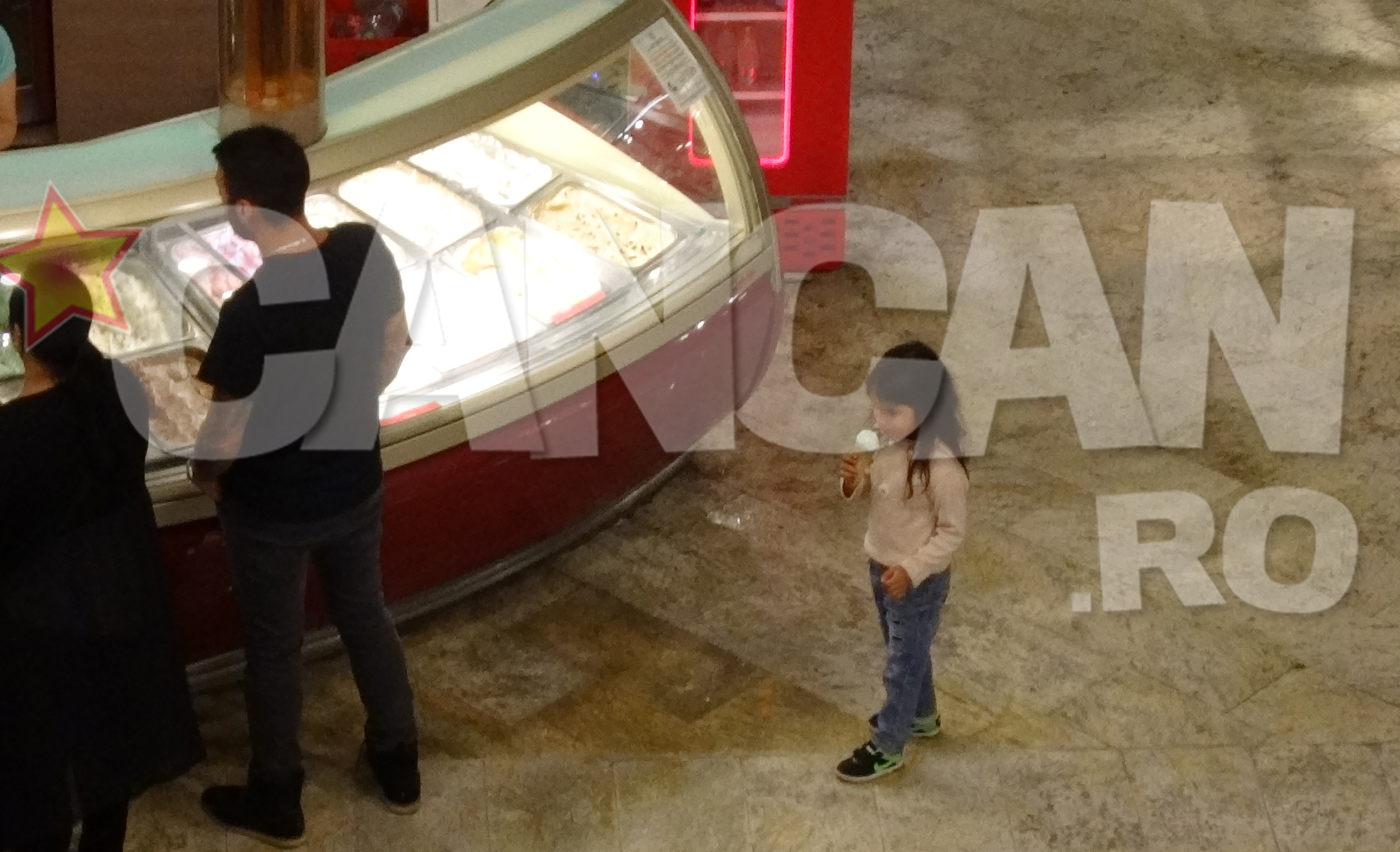 Mihai cumpara inghetata iar fetita lui il asteapta