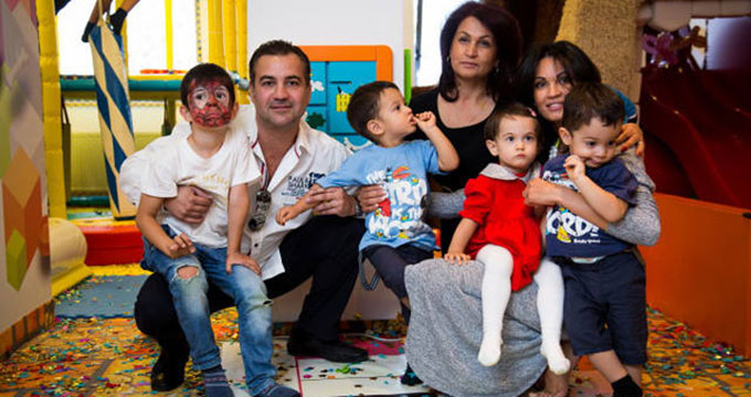 Nicoleta Luciu, alaturi de Zsolt, sotul sau, mama sa si cei patru copii