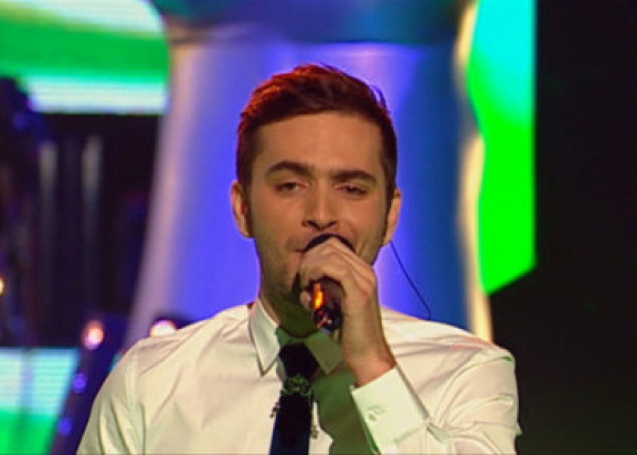 Interpretul canta de mama focului