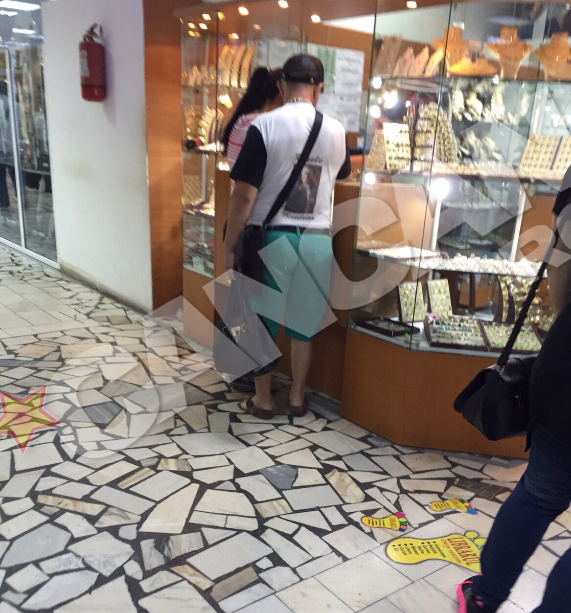 Guta isi ajuta iubita in alegerea inelului