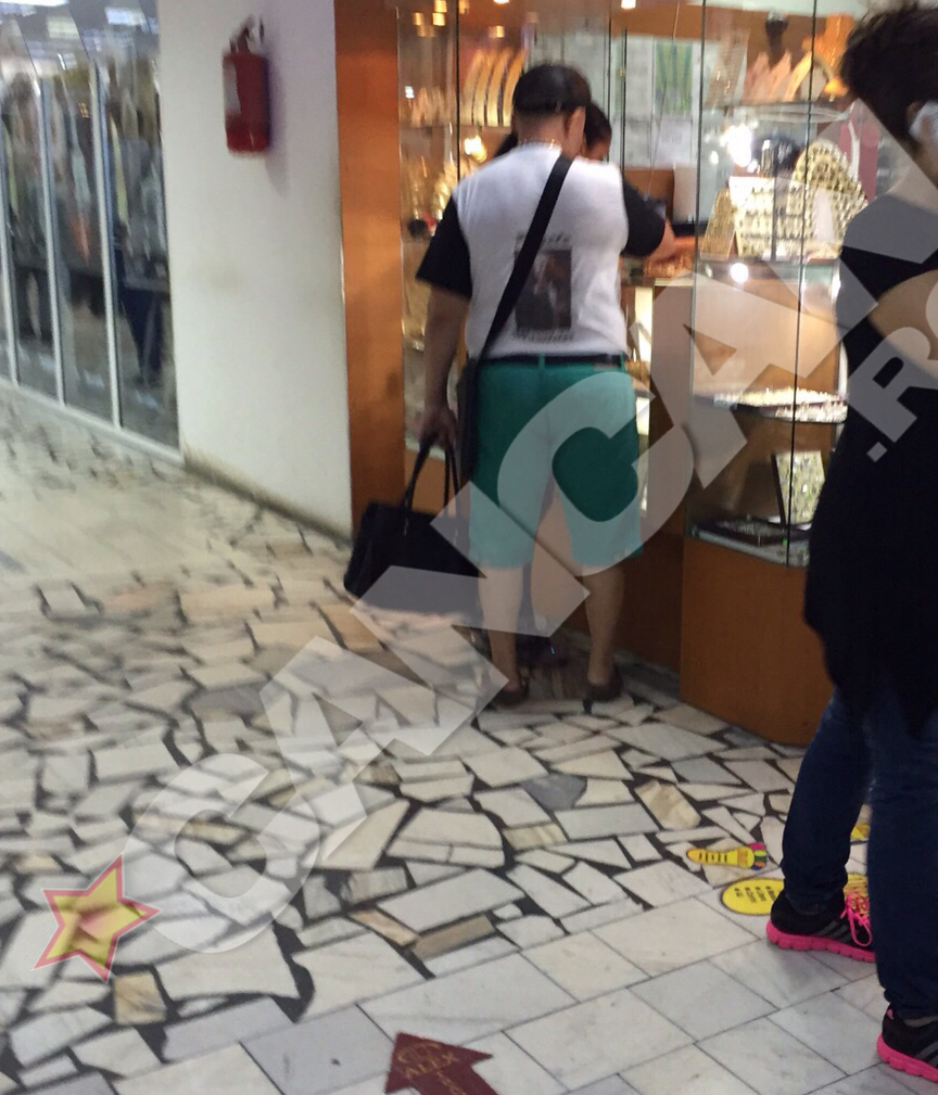 Tanara insotita de GFuta se uita atent la toate modelele