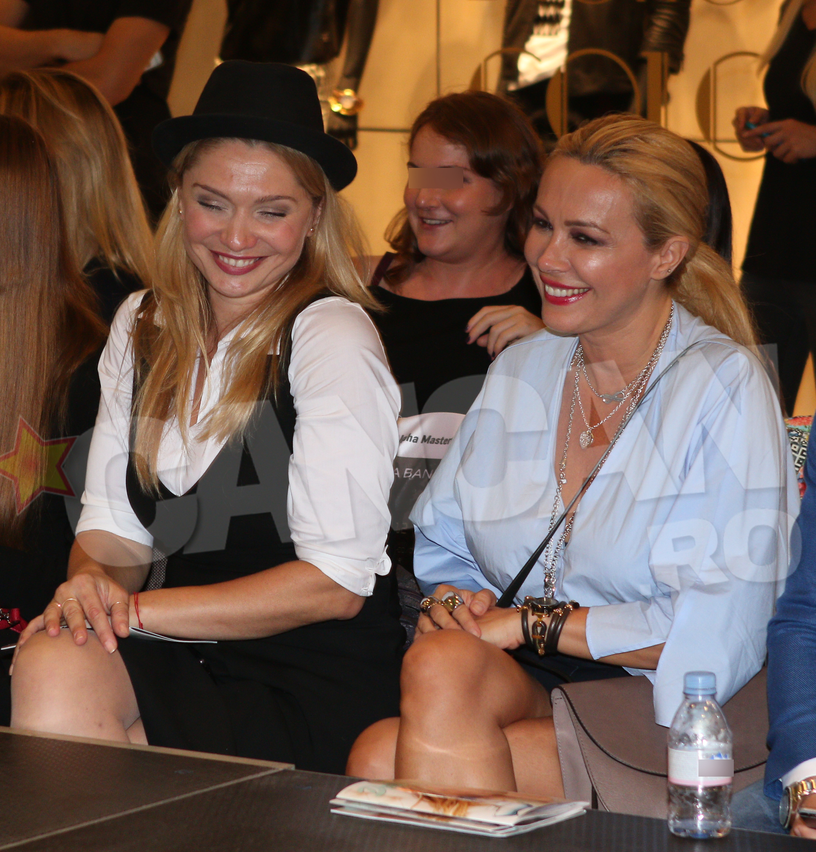 Vedeta a stat toata seara in compania Cristinei Cioran si s-au simtit foarte bine impreuna. Au ras tot timpul si s-au simtit bine impreuna