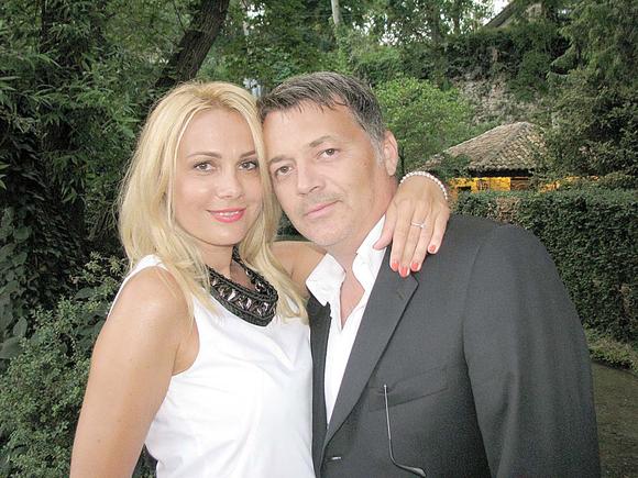 Dana Savuica si sotul ei se pare ca au ajuns la o separare