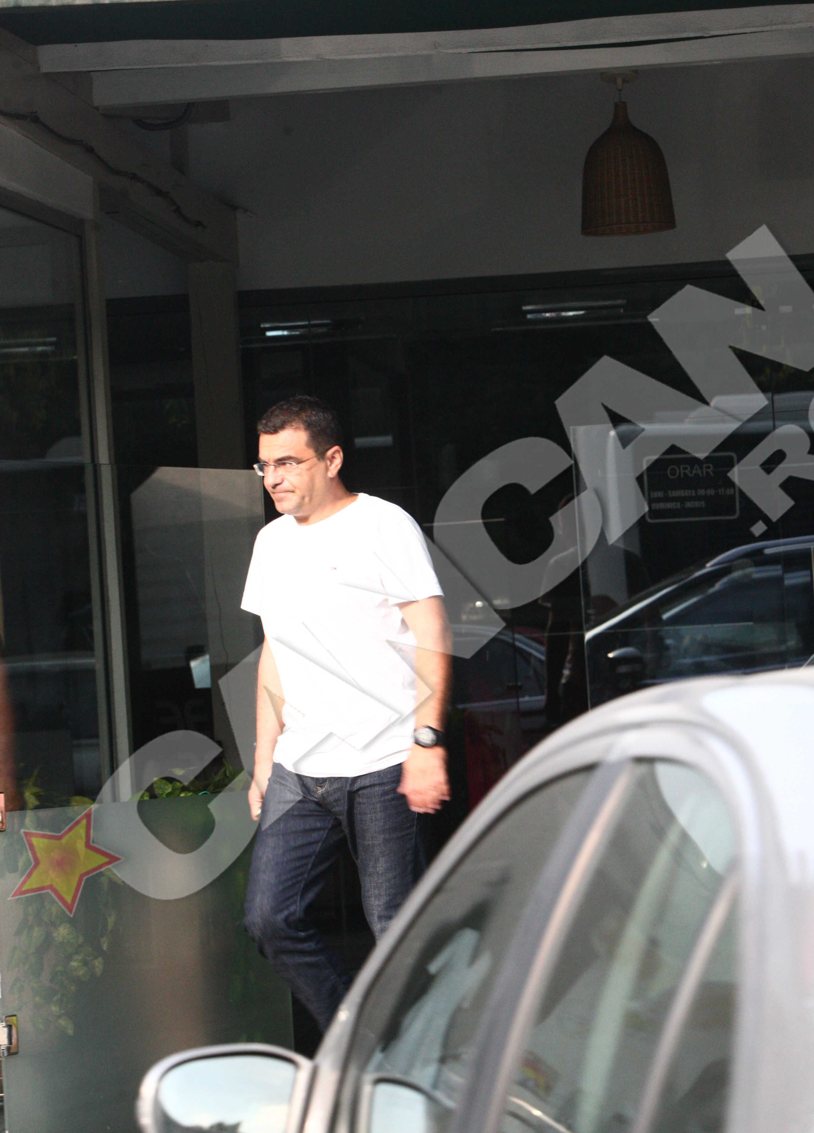 Actorul pleaca singur de la cafenea