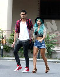 Cantareata si noul ei iubit au iesit din spital tinandu-se de mana