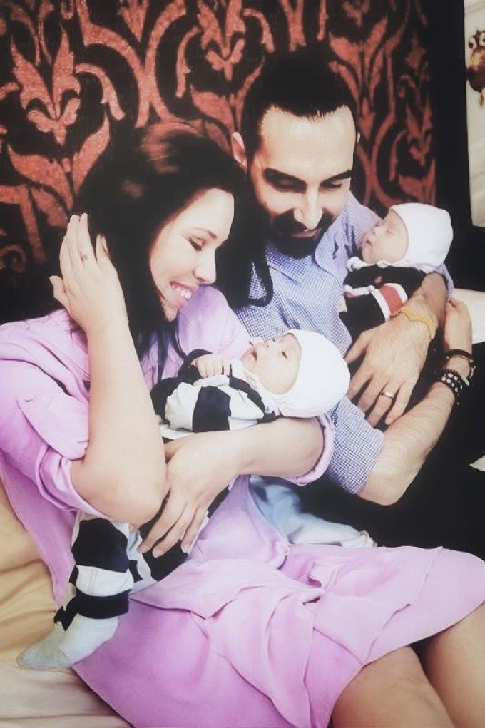 Cristina si sotul ei, Gabriel, alaturi de baietii lor, Toma si Matei foto: Facebook