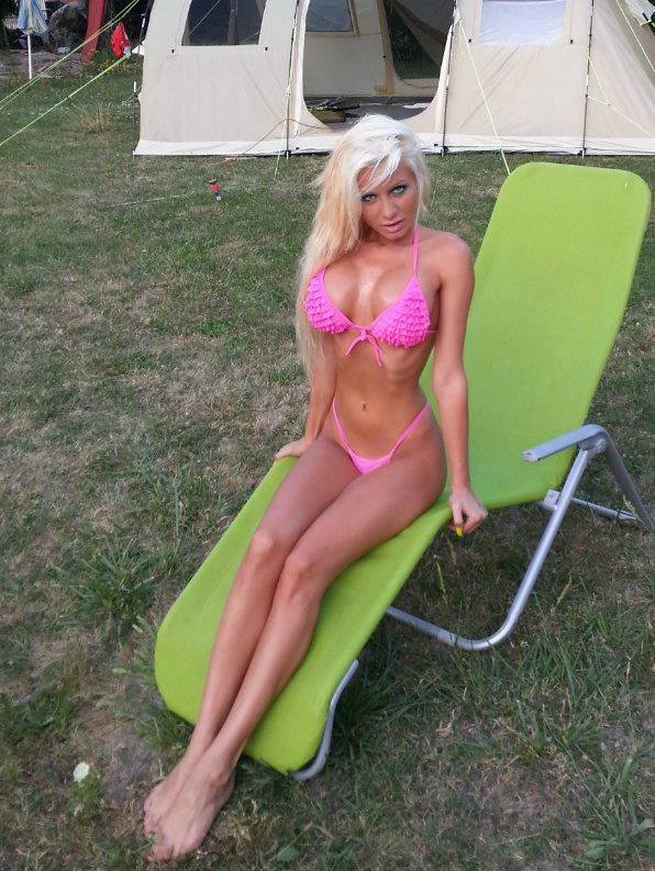 Blondina in costum de baie