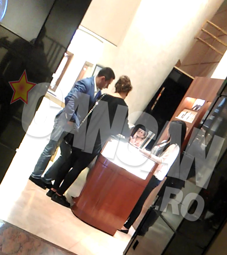 Cei doi au probat zeci de verighete, insa nu au cumparat nici una