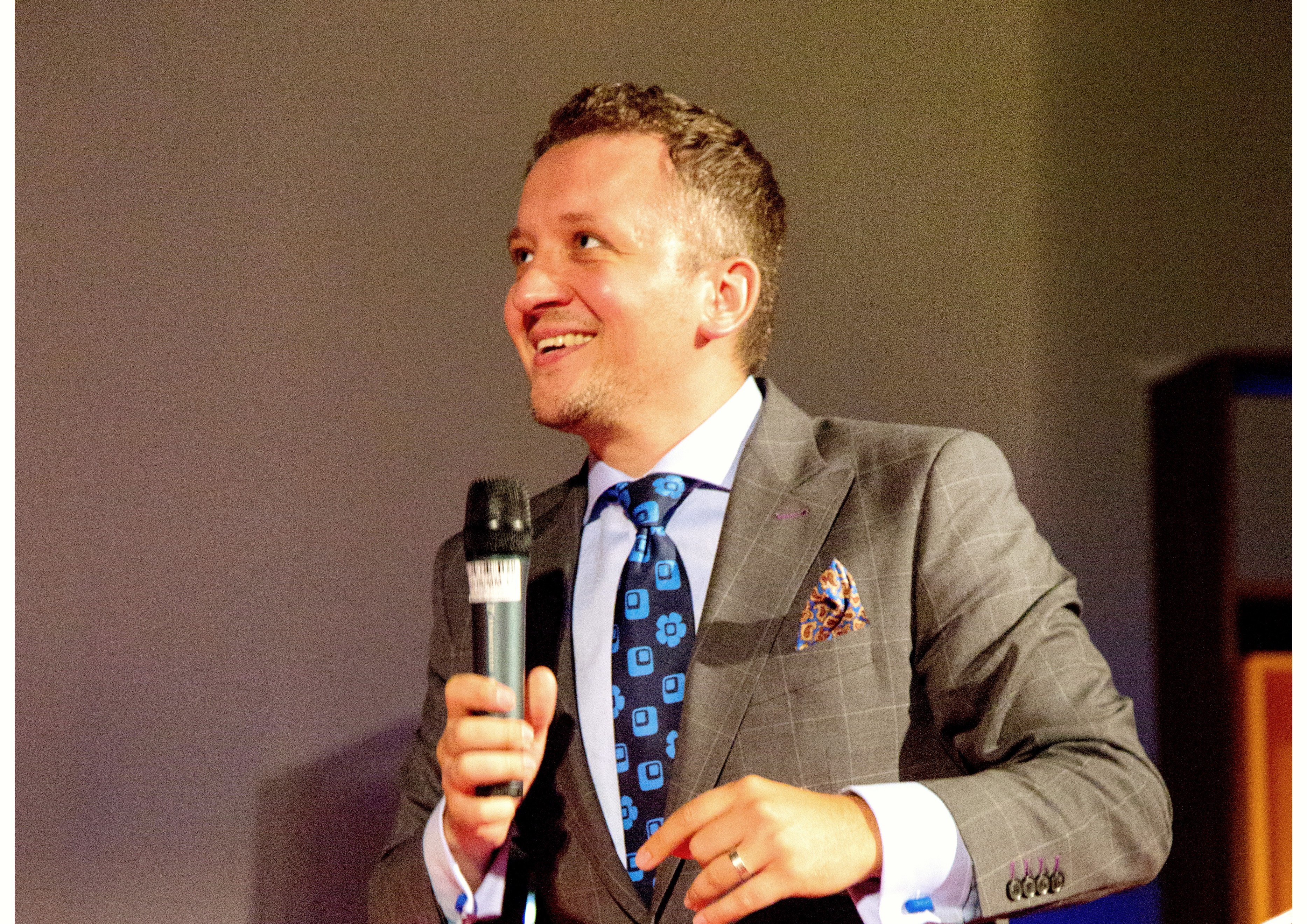 Florin Grozea se ocupa de conturile multor vedete de la noi