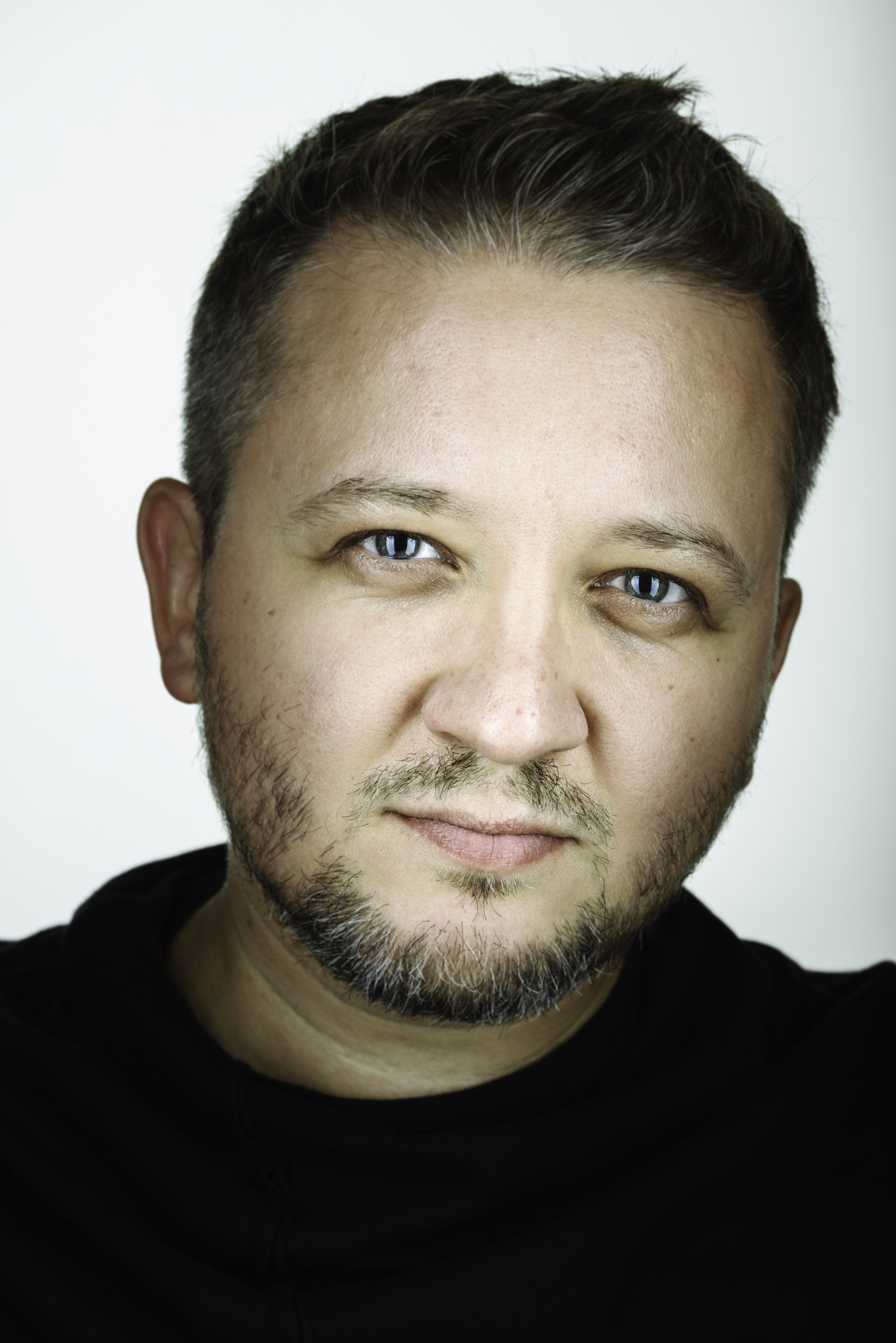 Florin este cel care se ocupa de cele mai importante conturi de Facebook de la noi foto: Matei L Buta