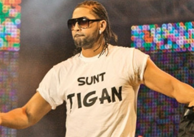 Relu. In 2010, Connect-R a urcat pe scena de la Romanian Music Awards cu un tricou pe care scria mare “Sunt tigan”