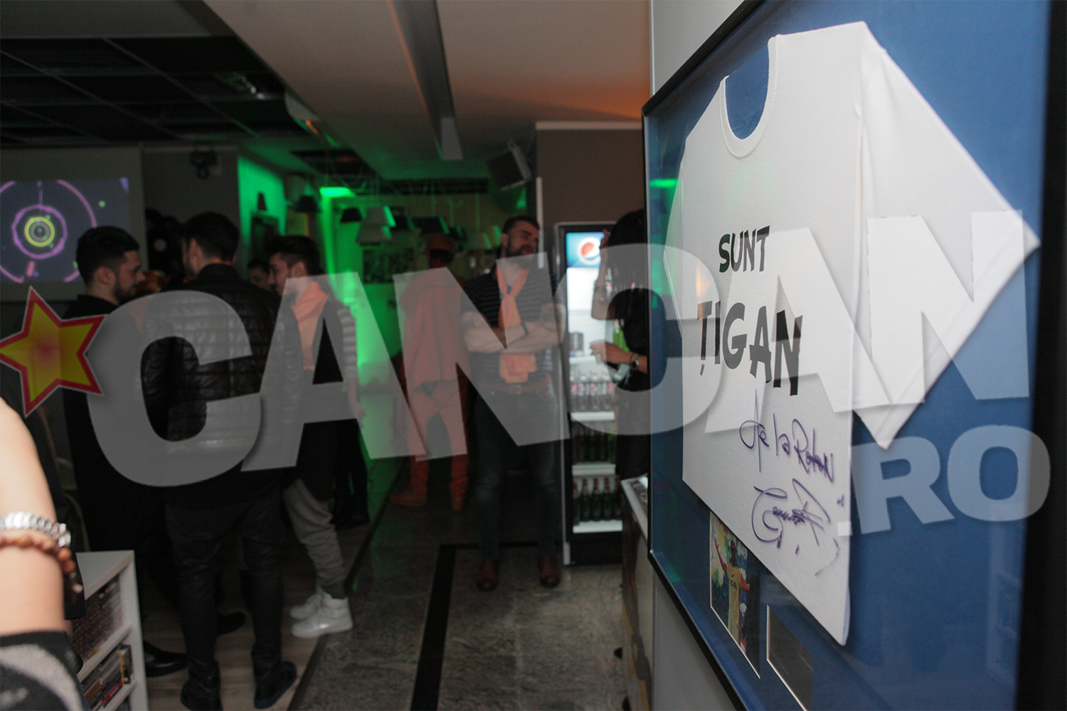 Relu. Controversata piesa vestimentara este acum expusa la loc de cinste in Casa de discuri care il reprezinta pe artist