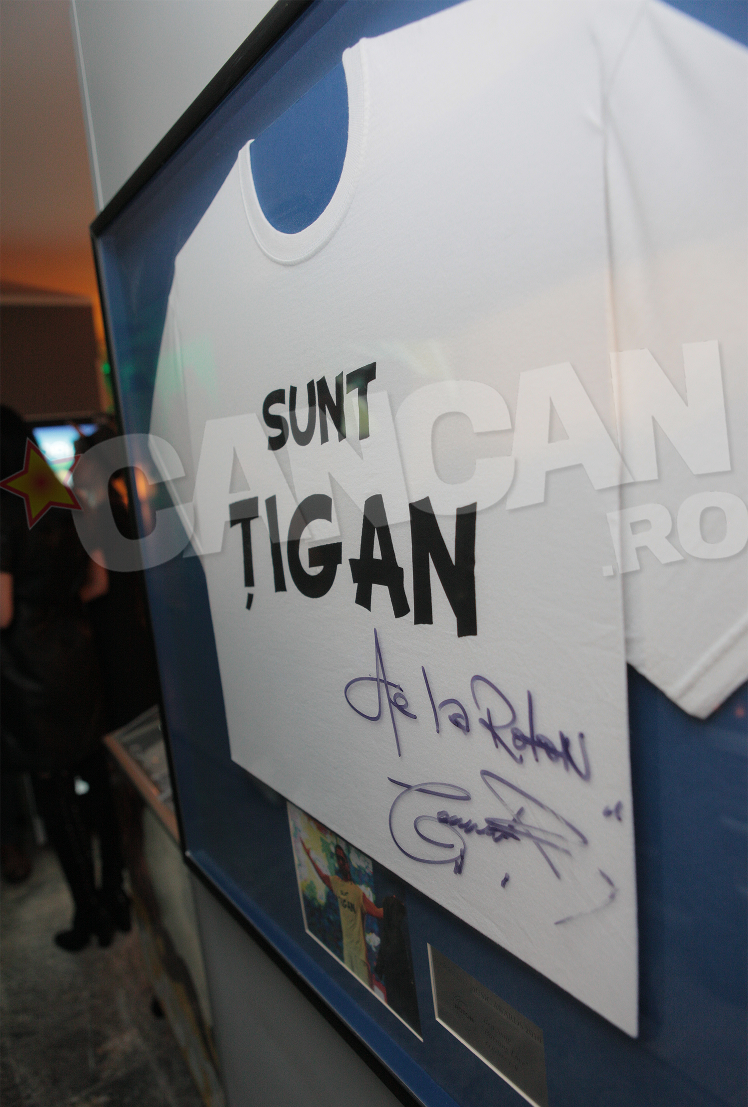 Acesta este tricoul pe care l-a purtat Connect-R, semnat chiar de artist