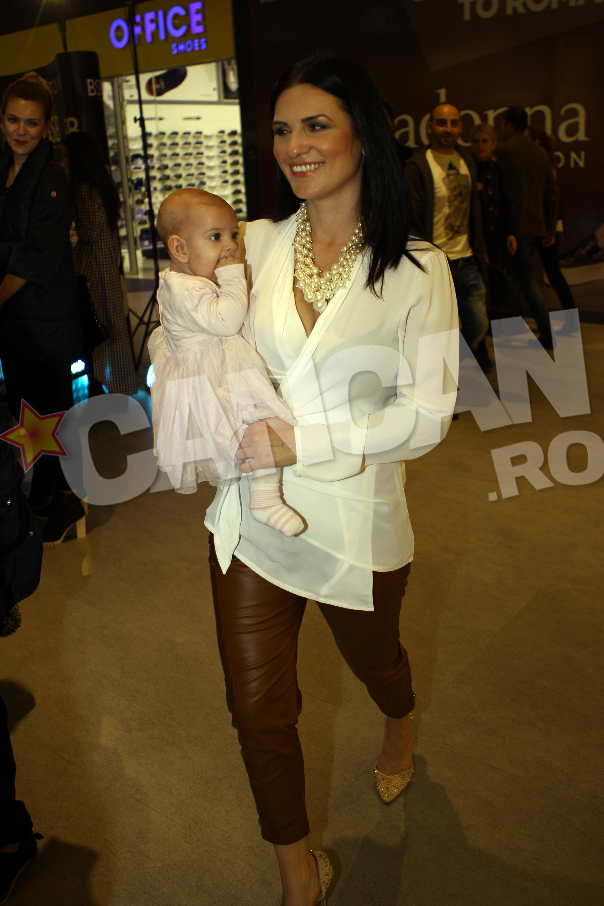 Ellie White isi ia fetita cu ea peste tot pentru ca o alapteaza