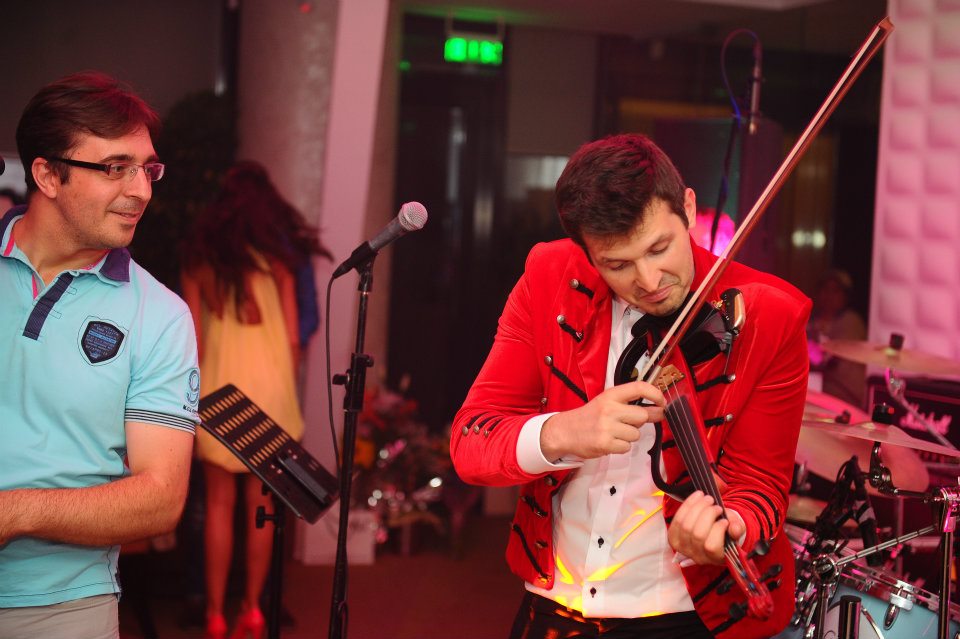 Cantaretul transforma fiecare eveniment la care participa intr-un adevarat spectacol