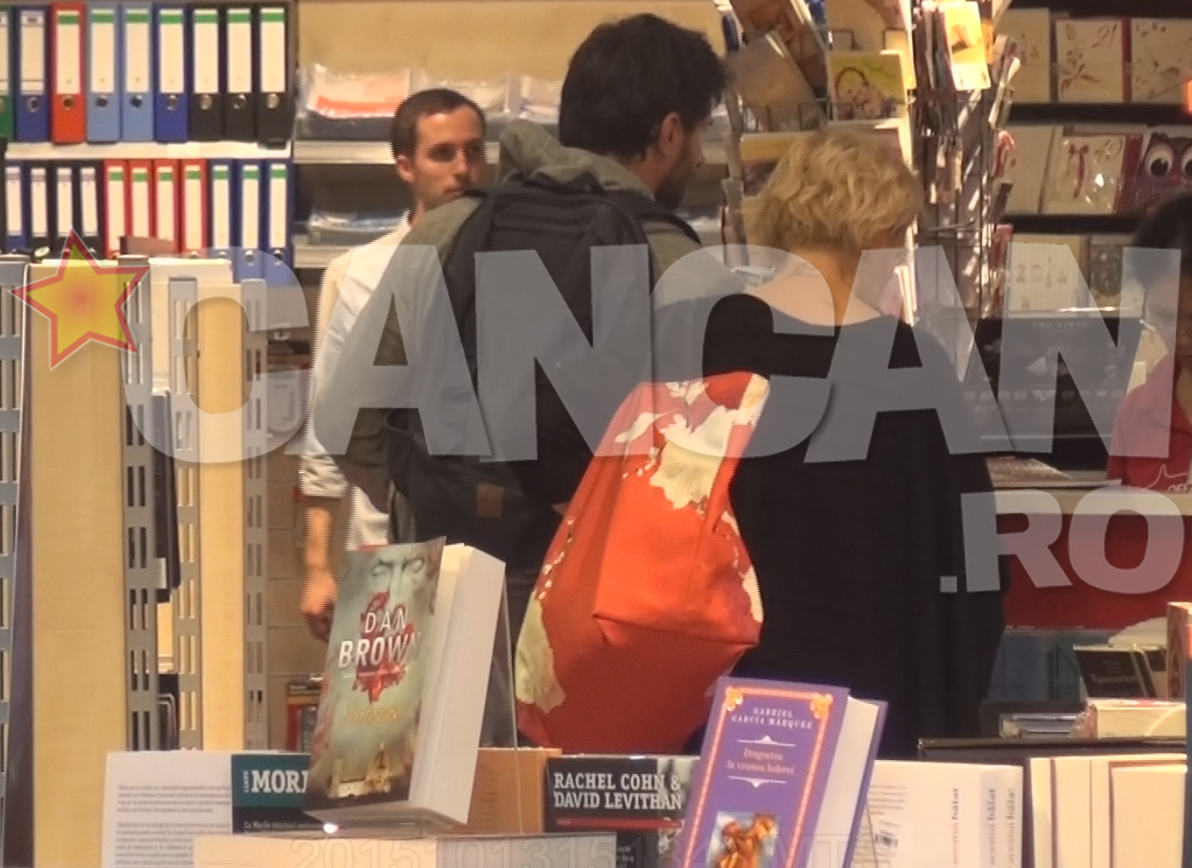 Dana alaturi de sotul sau si copii in librarie