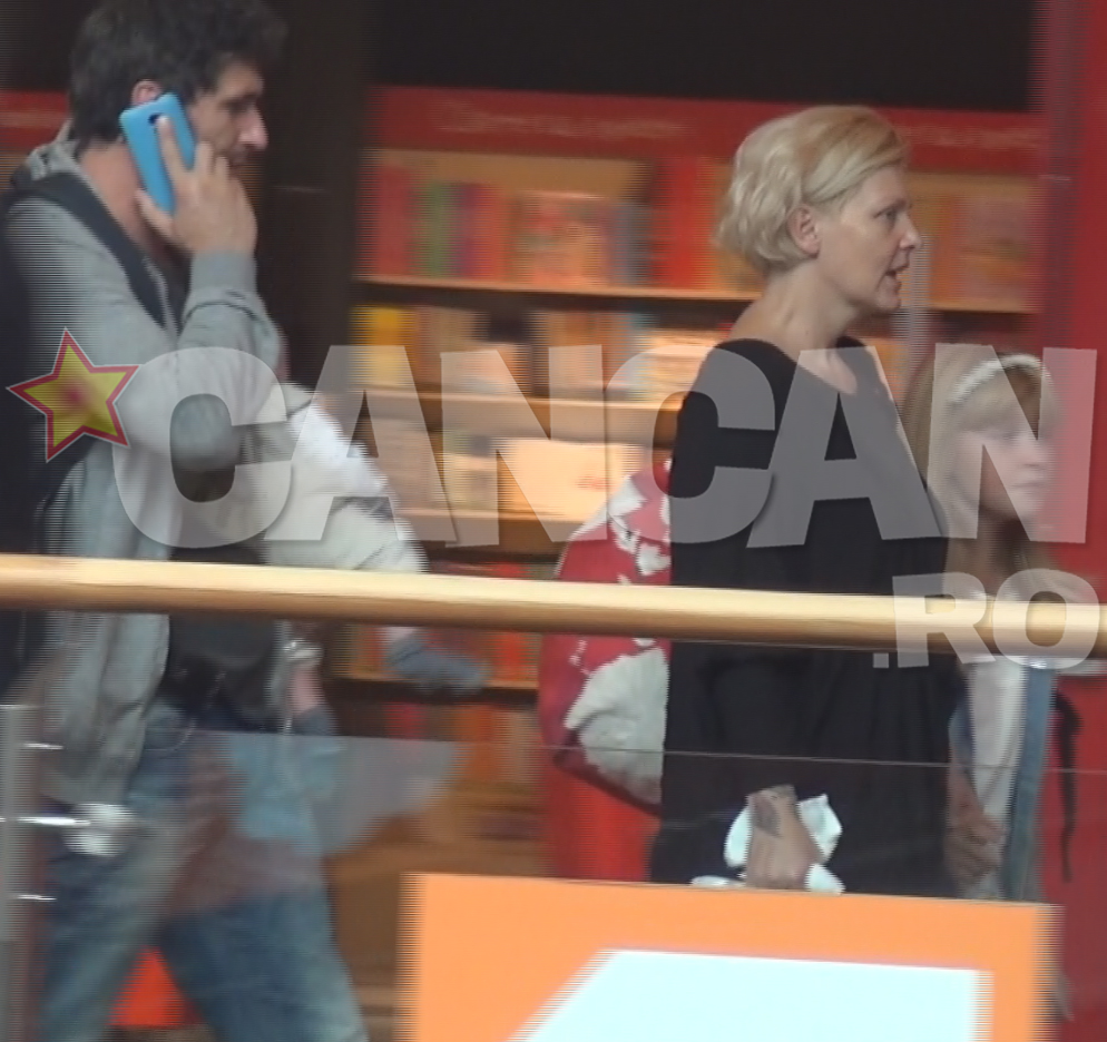 Dana o tinea de mana pe fetita iar Dragos avea grija de bebelus