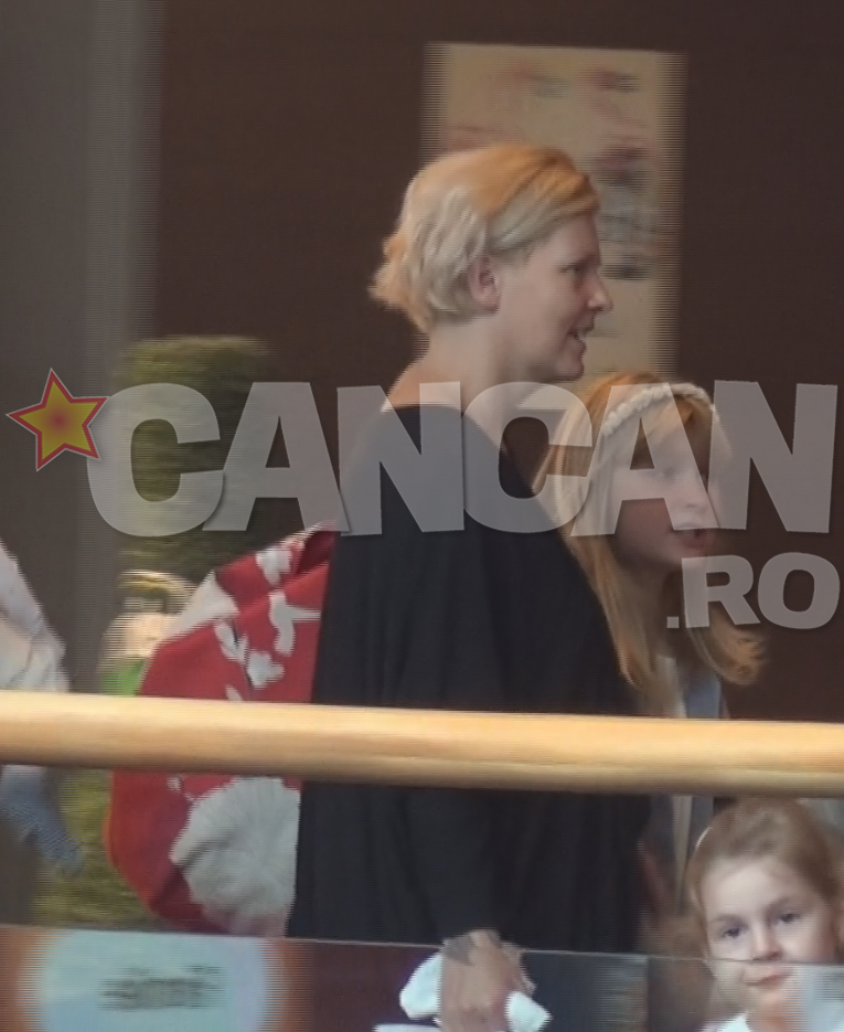 Dana Nalbaru vorbeste cu fetita sa