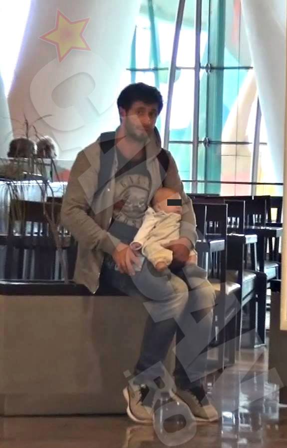 In timp ce sotia sa avea de rezolvat unele lucruri, actorul o astepta, linistit