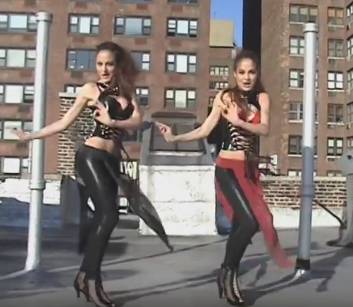 Gemenele de la Indiggo au incercat o coregrafie destul de complicata, dar nu le-a prea iesit