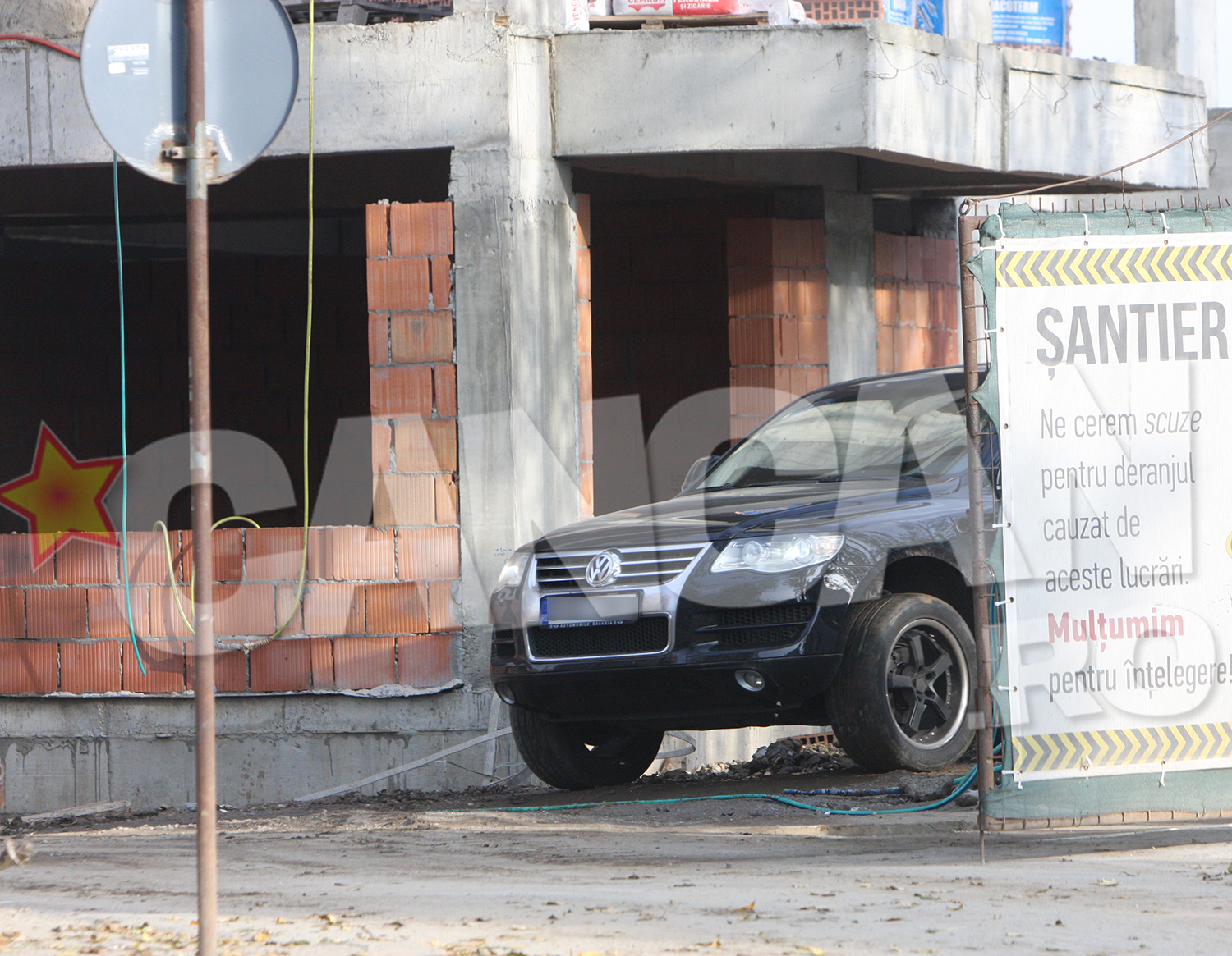 Fostul prezentator TV a stat toata ziua pe santier, masina lui fiind tot timpul acolo