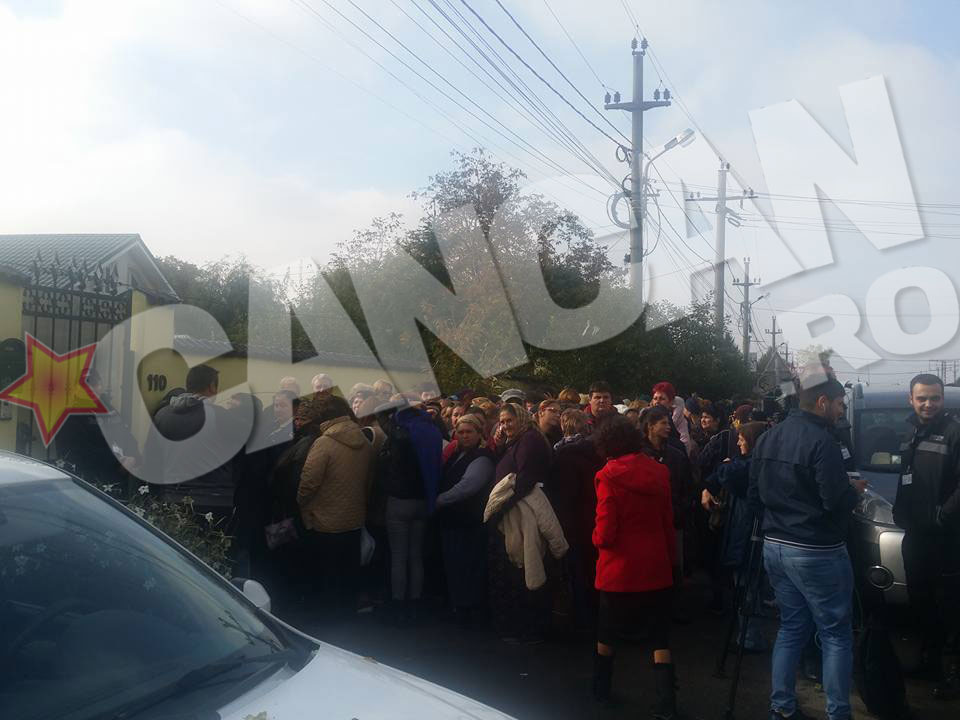 Sutede persoane s-au adunat in fata portii Oanei Zavoranu de la Afumati