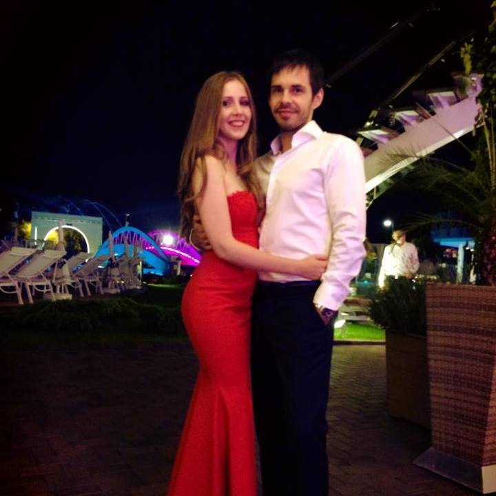 Cezar s-a intors in tara si si-a refacut viata alaturi de o blonda care intoarce toate privirile