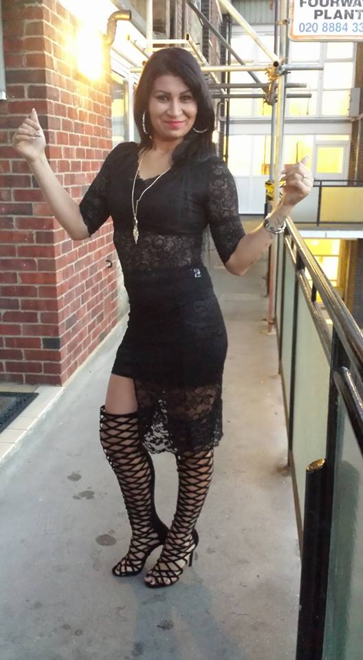 Roxana se imbraca sexy si canta ore in sir in tinute extravagante