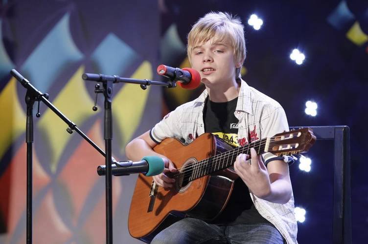 In urma cu doi ani, Adrian Aron facea pe toata lumea sa planga, atunci cand a urcat cu chitara sa pe scena de la “Romanii au Talent”