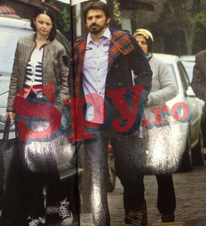 Andreea Marin nu s-a machiat sau s-a imbracat extravagant in plimbarea cu socrii sai. Nu de alta, dar socrii sunt musulmani