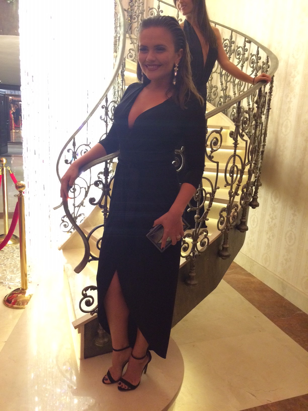 Cristina Siscanu a purtat o rochie neagra, care i-a lasat la vedere decolteul impunator