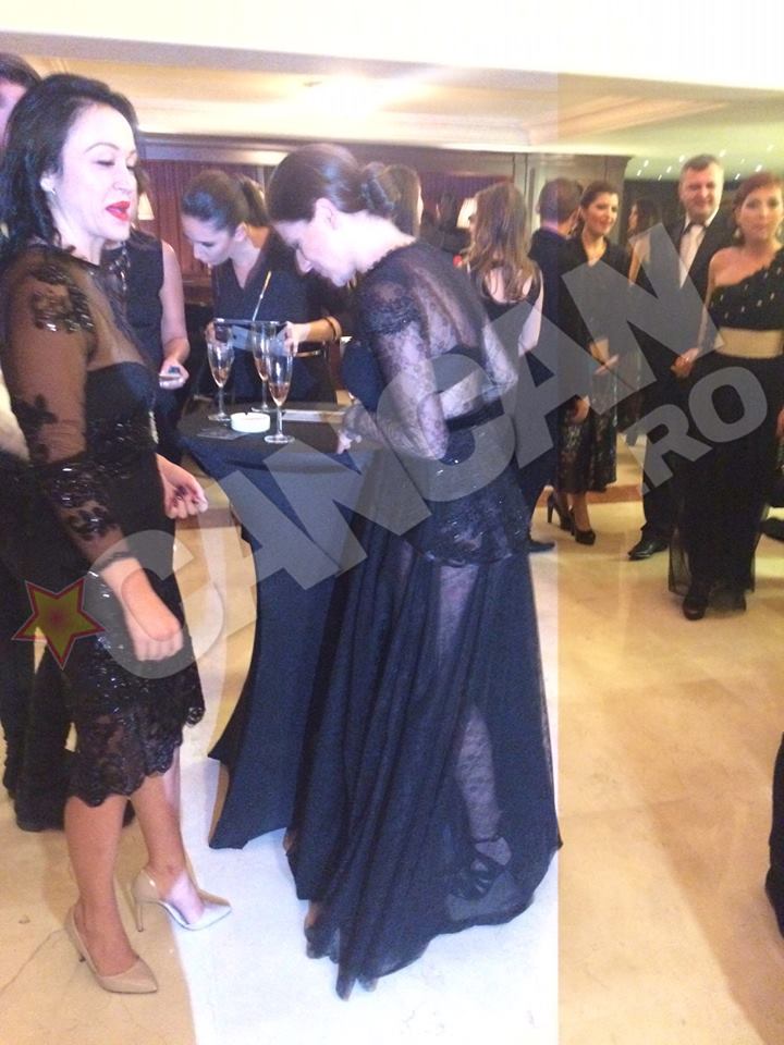 Vedeta s-a amuzat copios cand a vazut ca toti o privesc