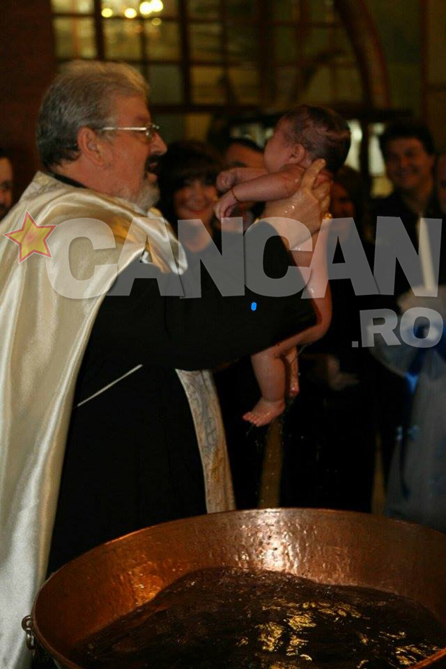 Copilul este botezat