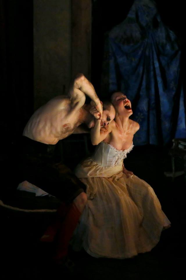 Anca Dumitra pe scena teatrului