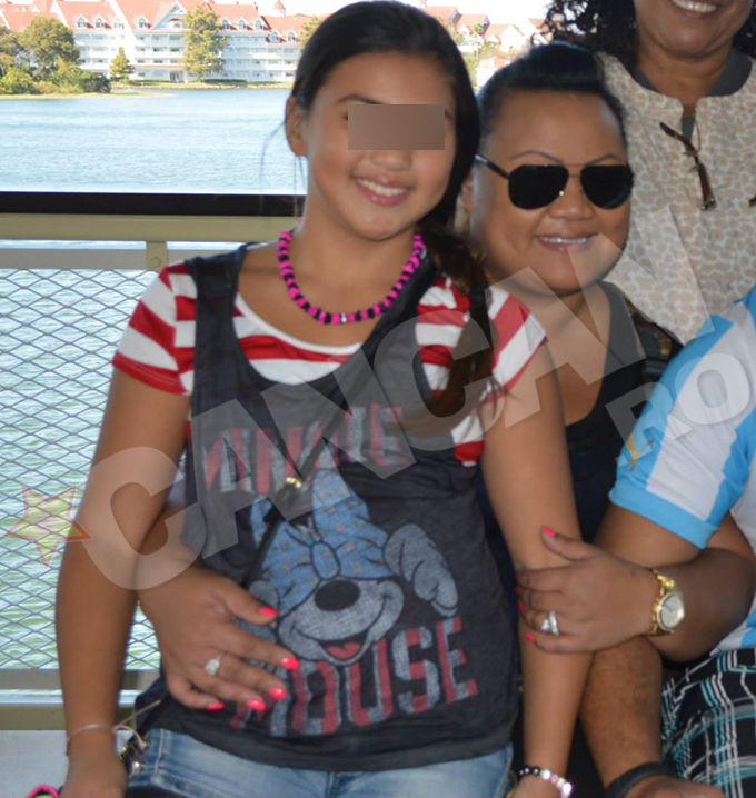 Fetita locuieste in Seattle, alaturi de mama ei