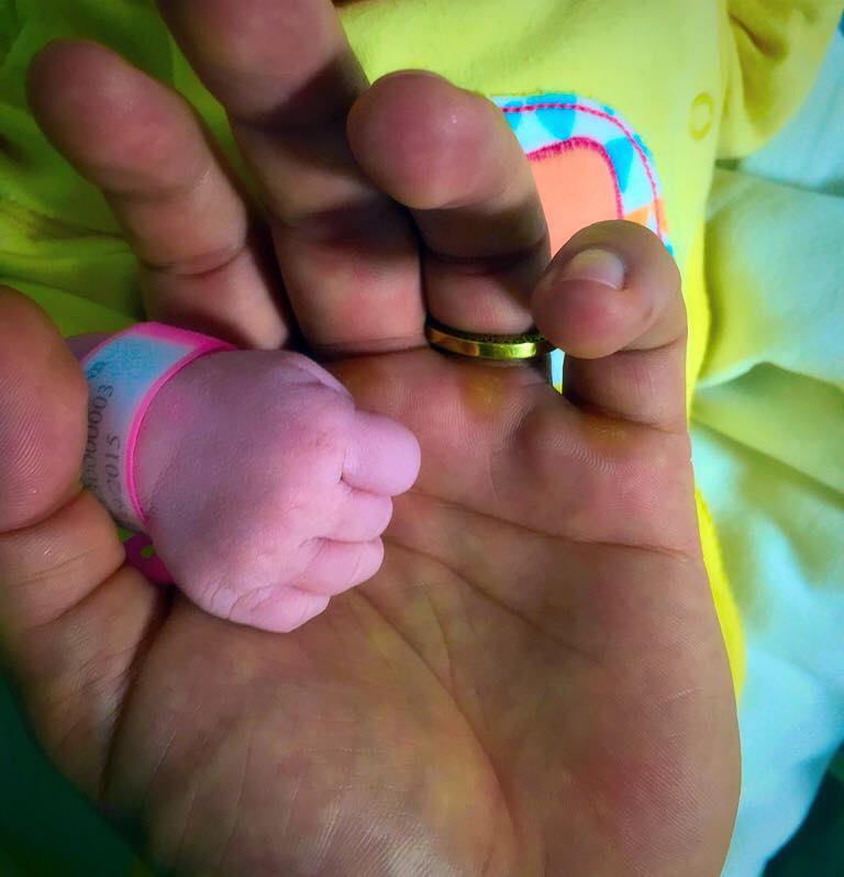 Mana fetitei, dupa ce s-a nascut