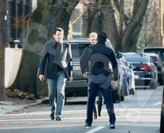 Cristina si Dragos au fost intampinati de un barbat