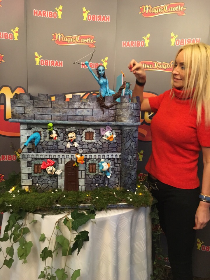 Vica Blochina a fost foarte incantata de castelul pentru copii, insa mai ales de tortul care il imita perfect